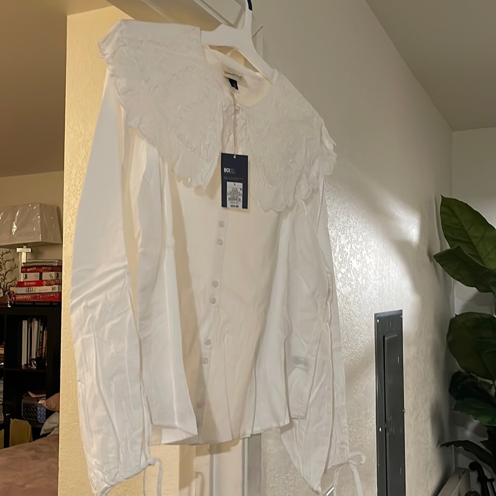 Universal Thread ladies size large white color long sleeve 12 buttons front